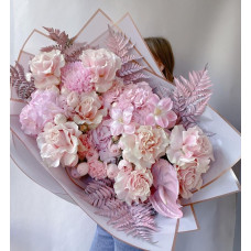 BLOUSY AND OVERSIZED BOUQUET