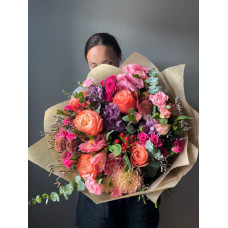 DARK BLOUSY AND OVERSIZED BOUQUET